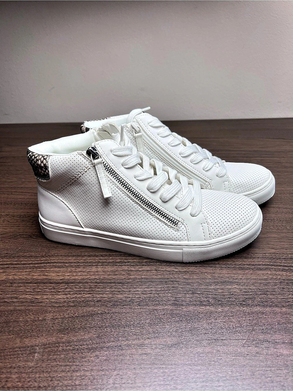 Universal Thread - Brooklin White - Pindot High
Top Lace Up Mod Sneakers - Size